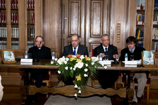 Mesa da Sessão. Da esquerda para a direita: Prof. D. Manuel Clemente, Dr. Jaime Gama, Prof. António Matos Ferreira e Mestre João Miguel Almeida